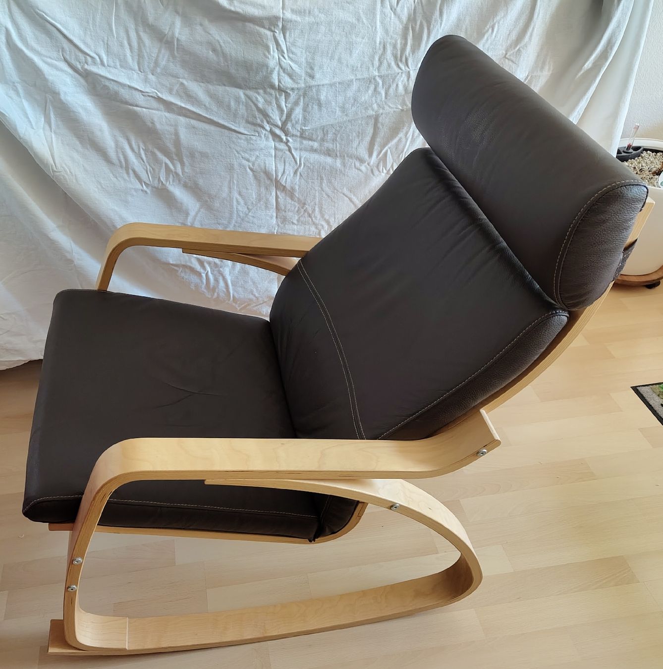 Ikea Sedie: Schaukelstuhl von Ikea mit Hocker – Usato da Oberwil BL venduto da Alex01043 2