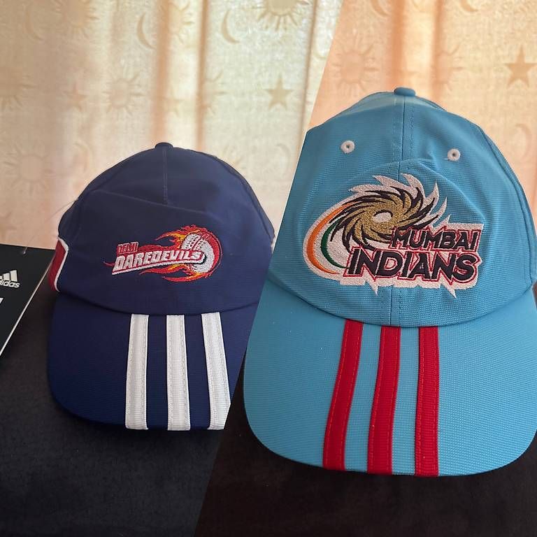 Chapeaux, bonnets & casquettes: Adidas Caps  Neu – D'occasion à St. Gallen par EllyM.