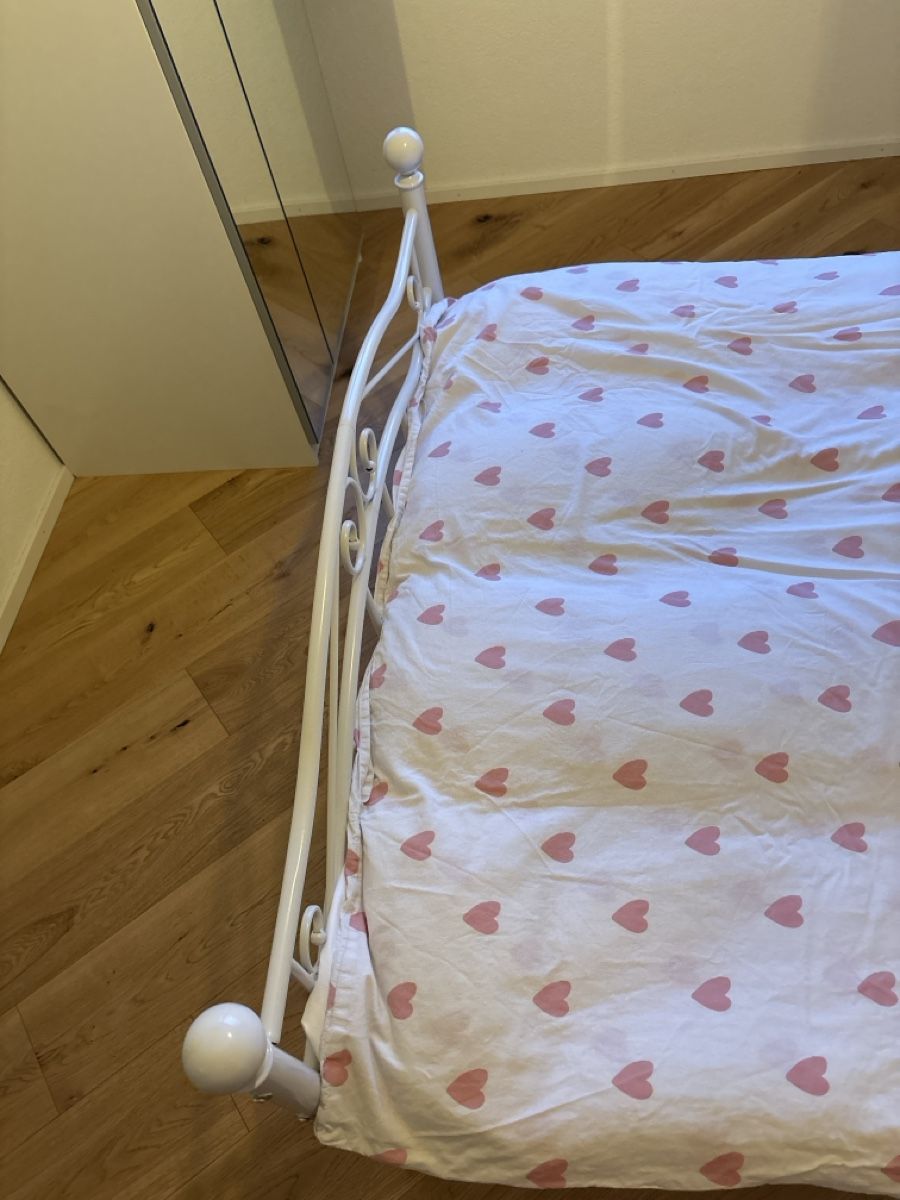 Letti: Small doublebed metal  frame white in good condition – Usato da Zürich venduto da geevee02 1