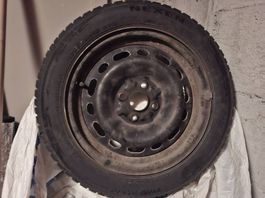 4 x 15-Zoll-Stahlfelgen mit fast neuen Winterreifen