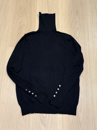 Schwarzer Rollkragenpullover mit Knöpfen an den Ärmel