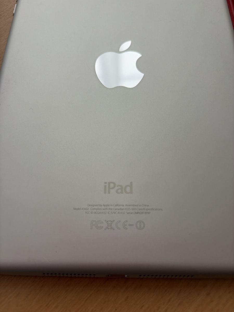 Apple Tablet PC: Apple iPad Tablet Modell A1432 mit Schutzhülle gebraucht – Usato da Zürich venduto da lis_rs2q 1