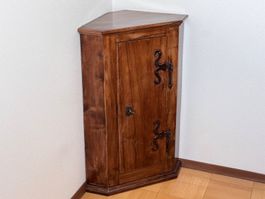 Antike Eckkommode aus Massivholz