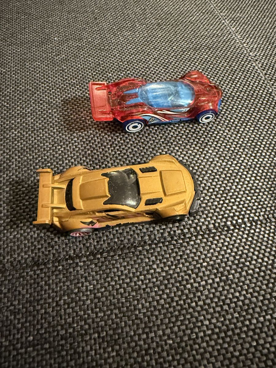 Hot Wheels Modellini d'auto: 2 Hot Wheels von Mattel – Usato da Buchs SG venduto da and_d8tp