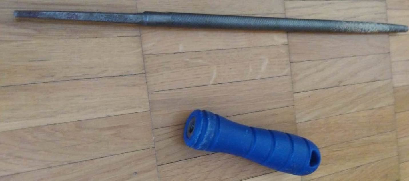 Tutti gli attrezzi: Feile mit ergonomischem Griff - 39 cm - – Usato da Zürich venduto da 1-2-3-Kaufen 2