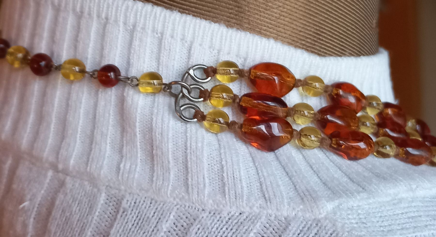 Ketten: Bernsteinfarbene Vintage-Kette, dreireihig – Gebraucht aus Buchs AG von Dzirul 5