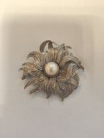 Broche métal couleur argenté avec perle (pas naturelle)