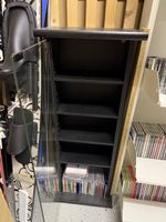 Schmaler Schrank mit Glastüre, schwarz