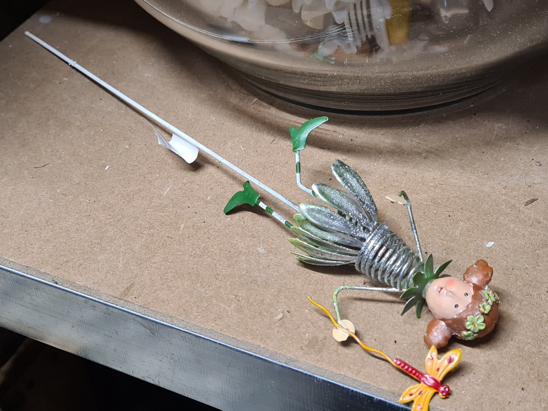 Alle Dekorationen: 1 Metall Frühlings Figur Wackelkopf – Neu und originalverpackt aus Amriswil von kleindeko 1