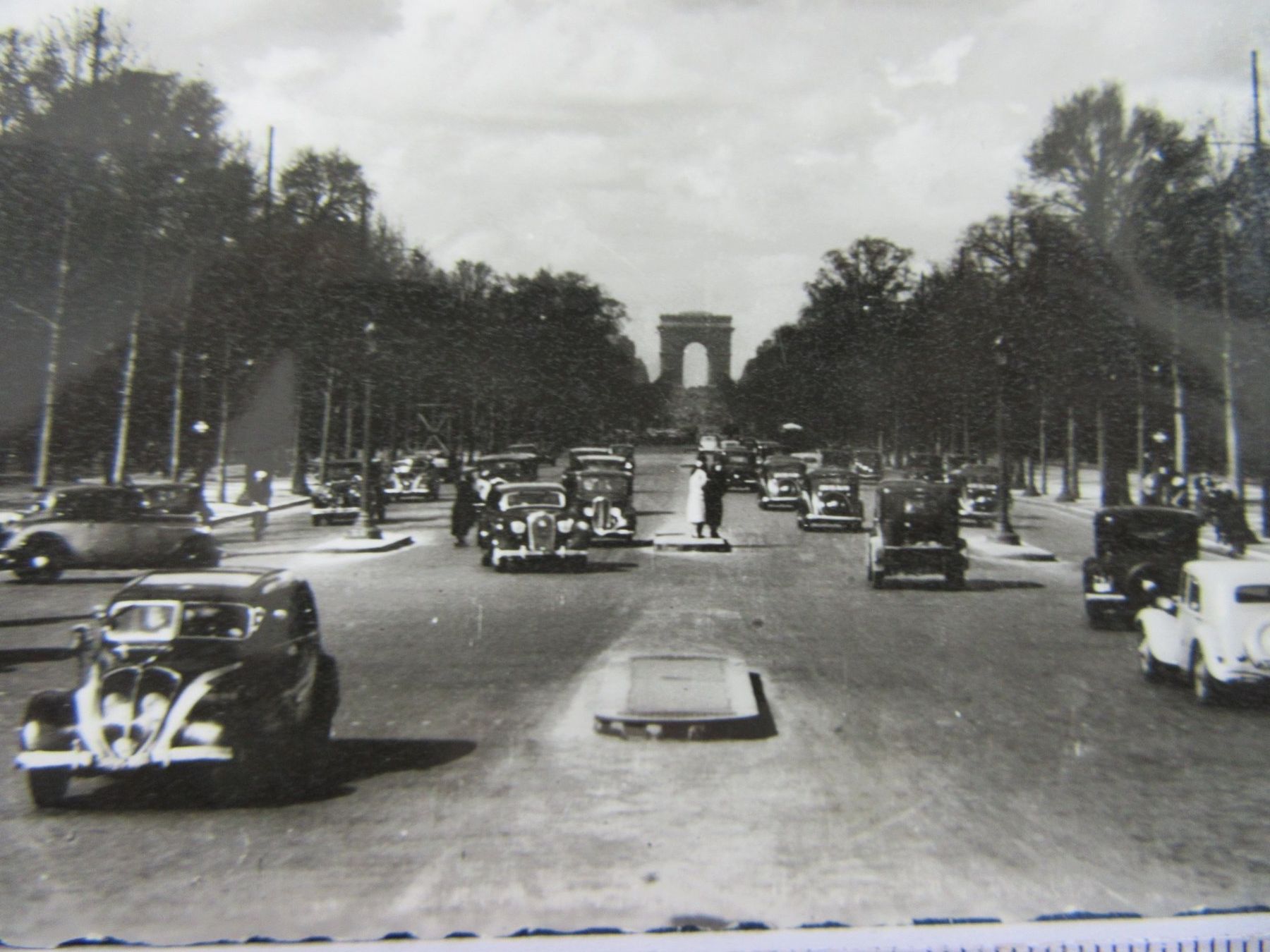 Ansichtskarten: AUTO OLDTIMER AK PARIS CHAMPS-ELYSEES CITROEN UND ANDERE – Gebraucht aus Ettingen von Hausi4711 1