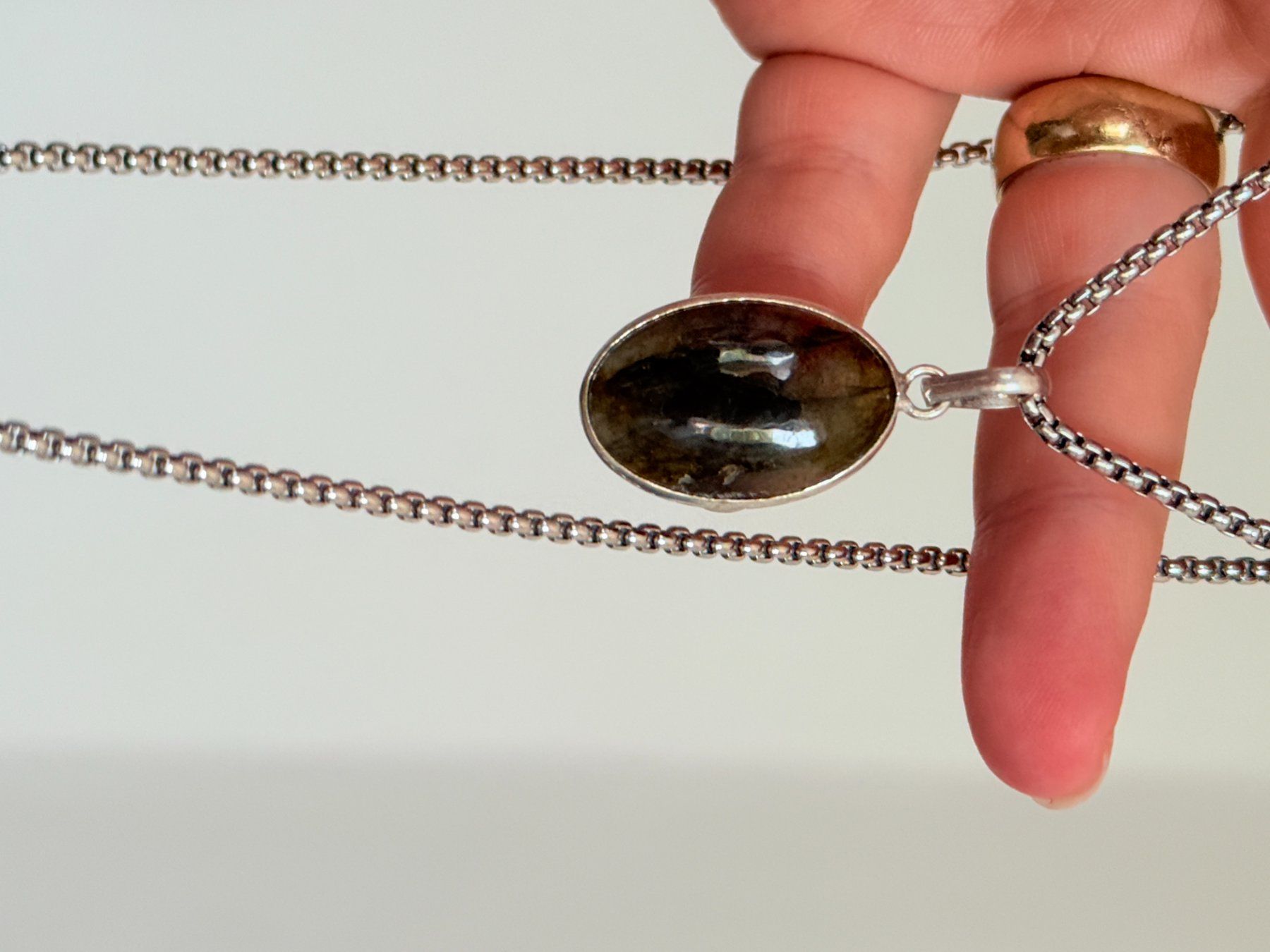Ketten: Fashionable labradorite necklace – Neu und originalverpackt aus Genève von AGBERG 1