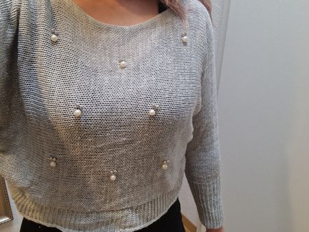 Grauer Damenpullover mit Perlen ideal für den Frühling! S/M
