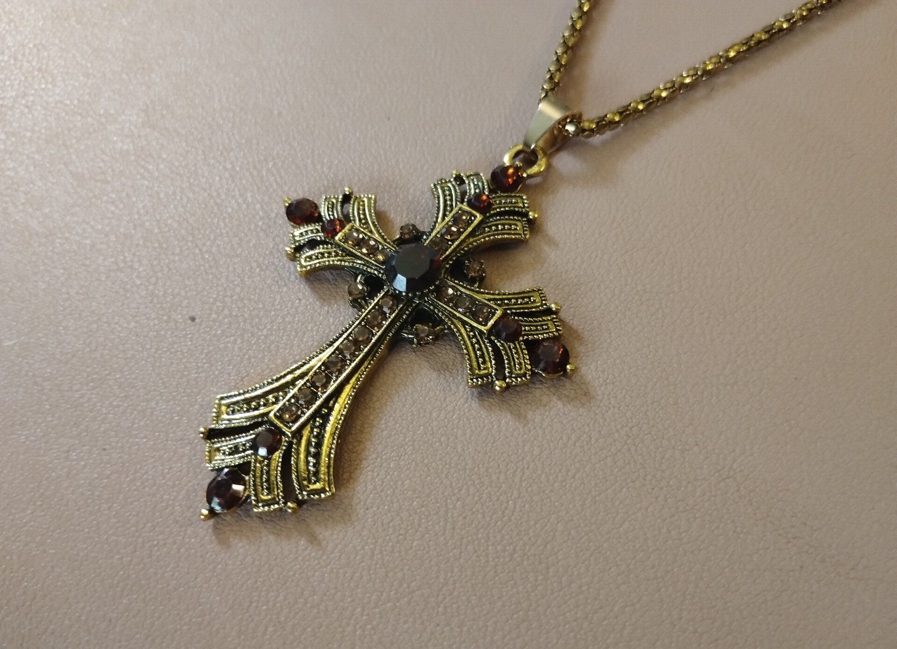 Ketten: Krusifix Halskette Vintage Stil Schwarze Steine - Collier – Neu (gemäss Beschreibung) aus Bussigny von NATURALO 1
