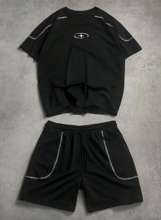 Ensemble t-shirt et short noir, parfait pour l'été 