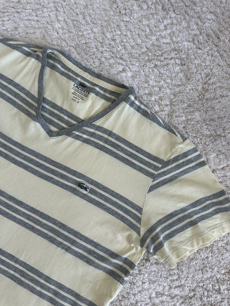 Lacoste T-Shirts: T-shirt Lacoste jaune rayé gris - Taille 4/M – Neu (gemäss Beschreibung) aus Neuchâtel von aliceguins