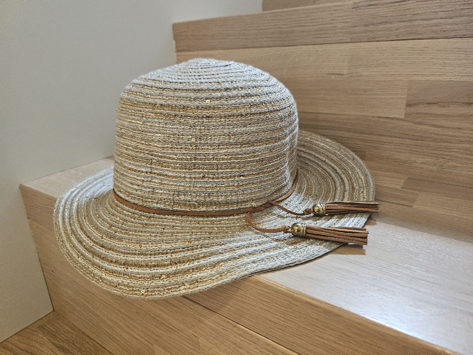 Copricapi, berretti & cappellini: Sonnenhut beige mit glitzer – Usato da Allschwil venduto da na.wi.90