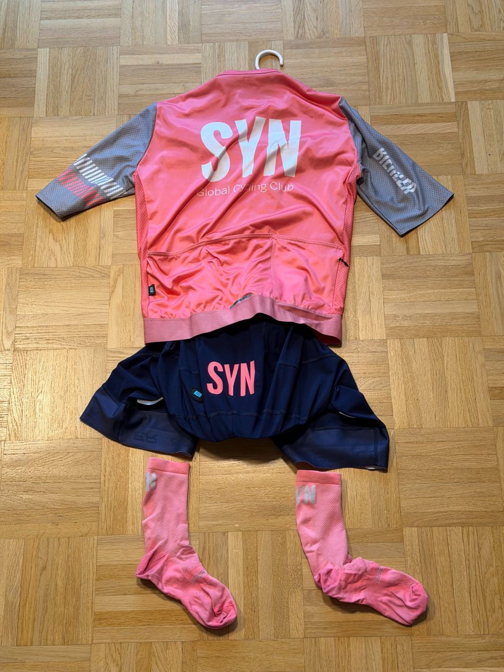 Maillots de corps & Pantalons: SYN Pro Kit  Bibs, Jersey, Socken Gr.L – D'occasion à Rheinfelden par DA__RIO 1