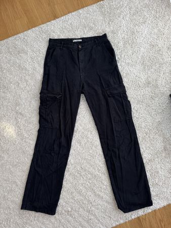 Schwarze Cargo Hose von Stradivarius, Gr. 38