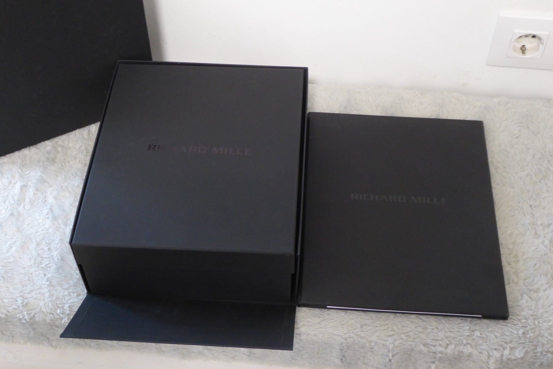 Richard Mille Altro per la casa: Richard Mille box for watch with folder – Nuovo (secondo la descrizione) da Geneve venduto da adr_xk6n 1