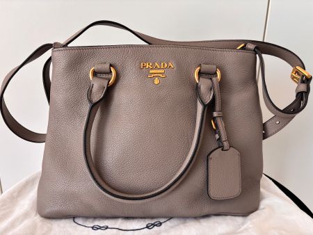 Prada sac authentique cuir gris taupe, parfait état !