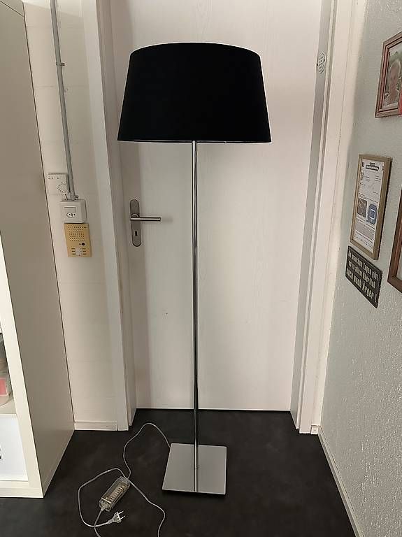 Lampes: Stehlampe mit schwarzen Lampenschirm – D'occasion à Rudolfstetten par Psputnik