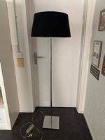 Stehlampe mit schwarzen Lampenschirm