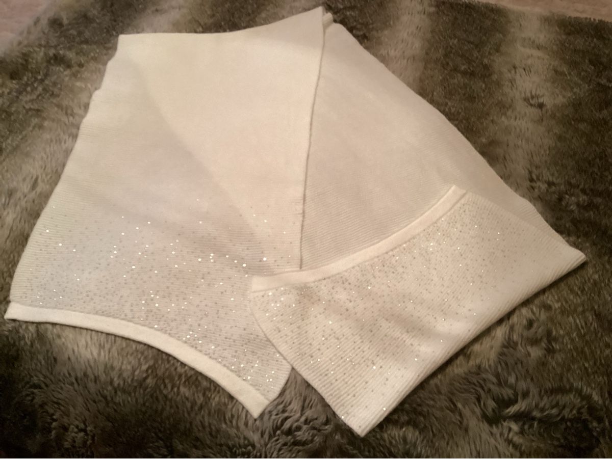 Foulard & Sciarpe: Feiner weißer Strickschal mit Srasssteinchen – Nuovo e nell'imballaggio originale da Lausanne venduto da Ulpet 1