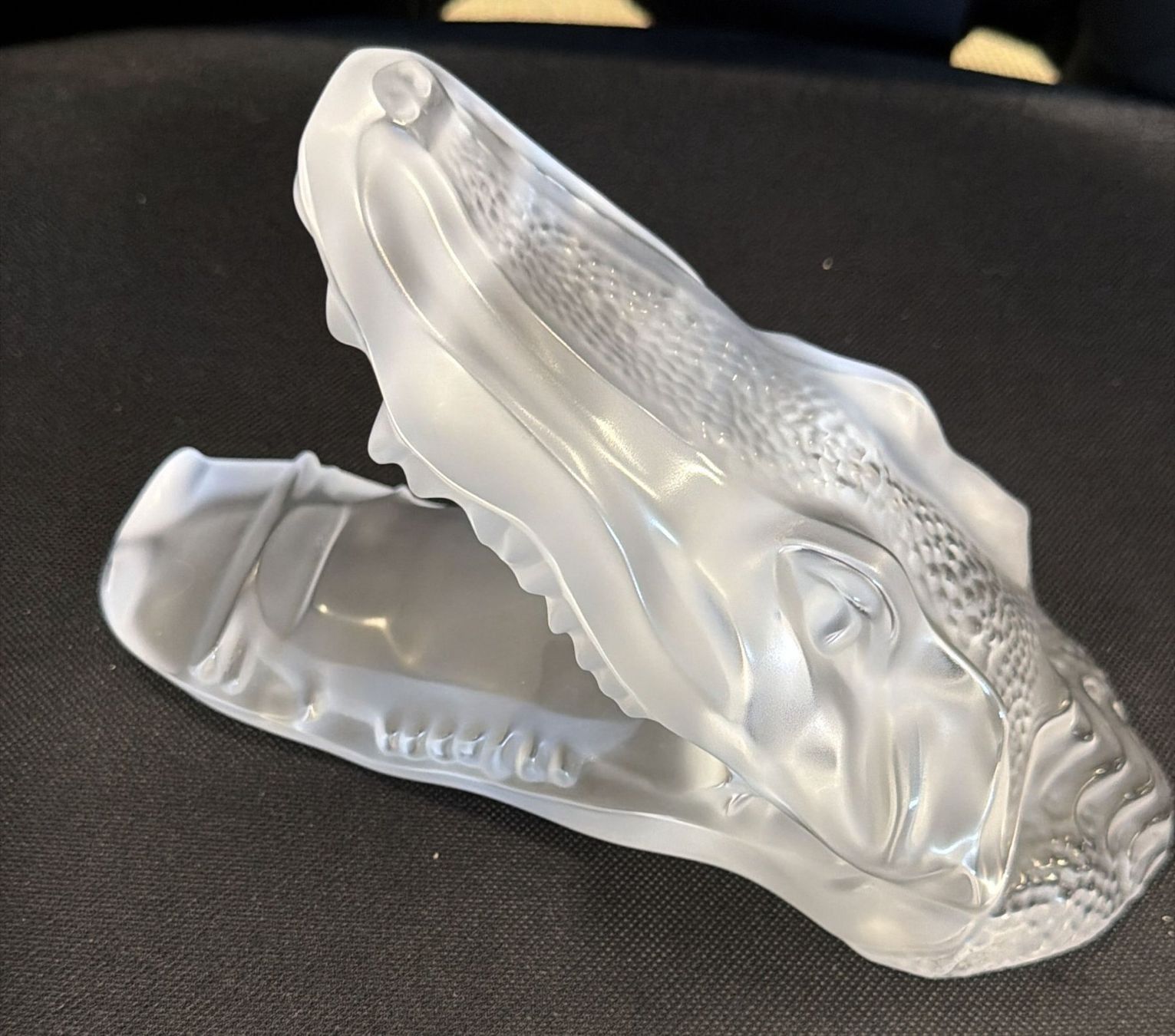Lalique Statuette: LALIQUE KROKODILFIGUR HANDYHALTER – Usato da Zürich venduto da Frei-Occasionen