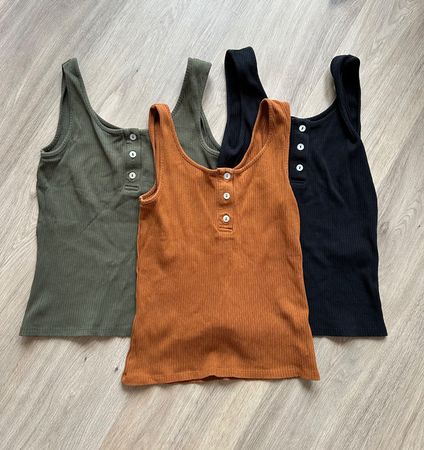 3 Kiomi Tops mit Knöpfe Grösse 34 (schwarz, orange, kaki)