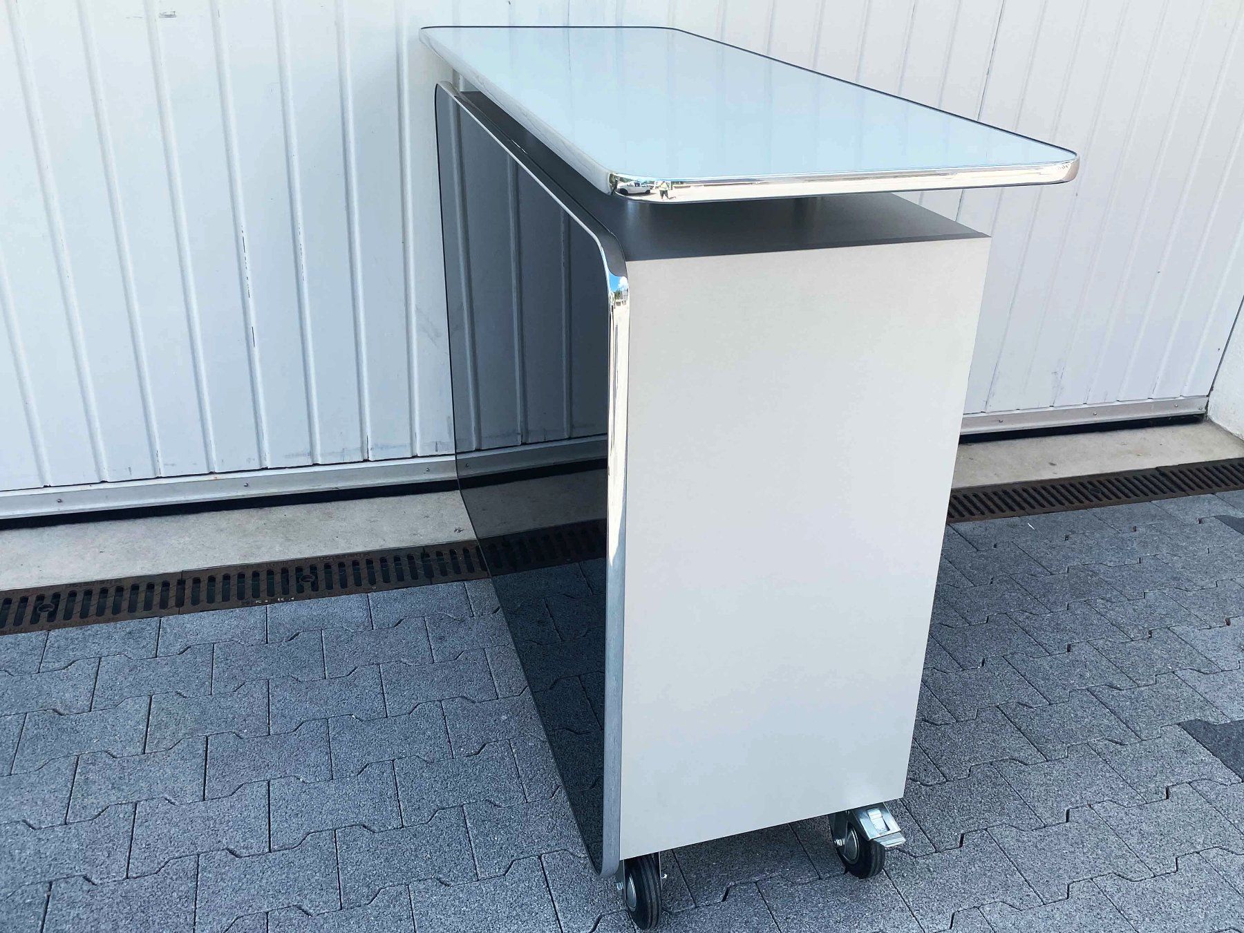 Ladenausstattungen & Messebau: Elegante Theke, Bar, Tresen – Gebraucht aus Beringen von Kultgut