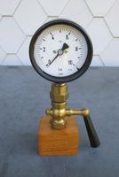 Manometer Haenni auf Holzsockel