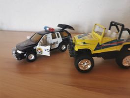 2 Autos, 1 x Polizei, 1 x Geländefahrzeug
