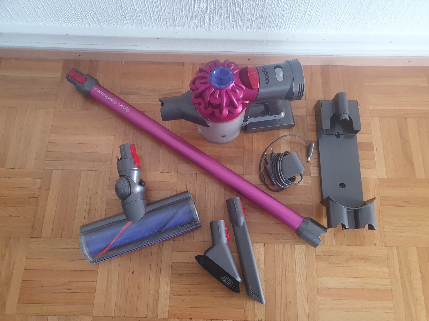Dyson Aspirapolveri & Accessori: Dyson V7 fuchsia  d'occasion – Usato da Prilly venduto da RoDyRe 1