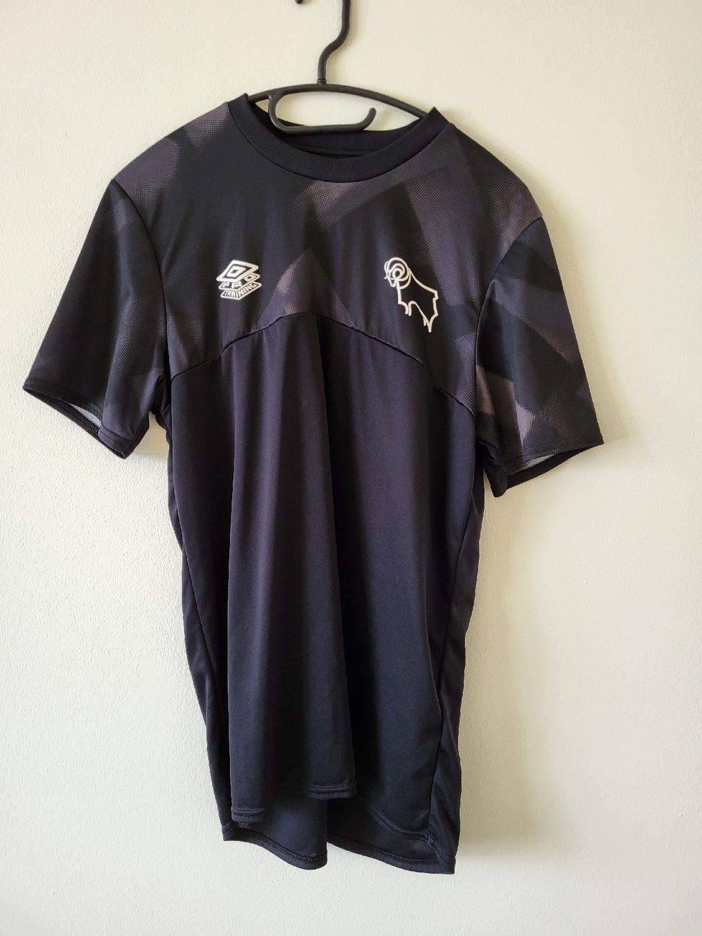 Canottiere & Pantaloni: Derby County Trainingstrikot 2023 – Nuovo (secondo la descrizione) da Bern venduto da Jayless