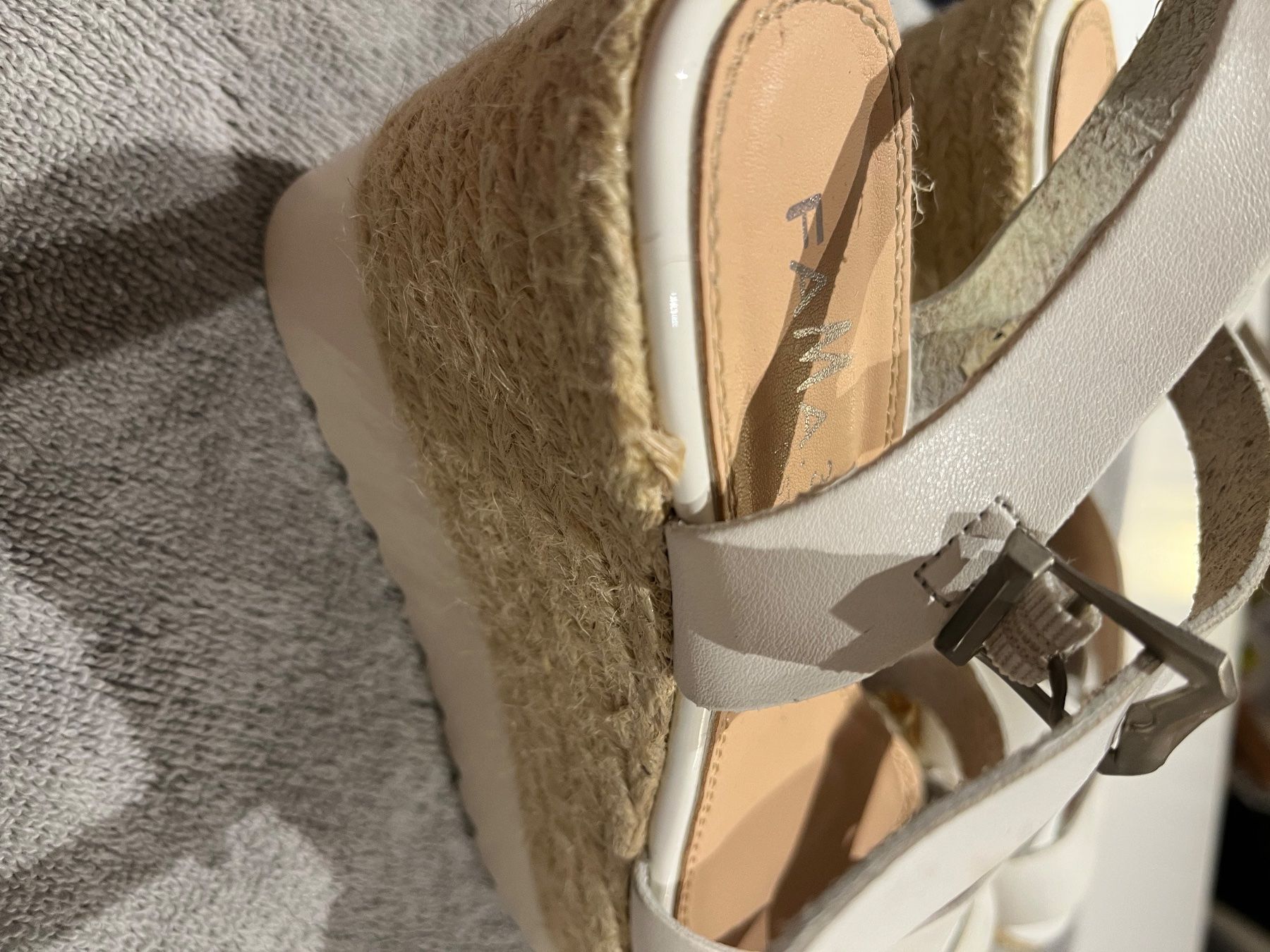Damenschuhe: Sandalen weiss Gr. 37 mit hohem Absatz – Neu (gemäss Beschreibung) aus Hinwil von dire07 1