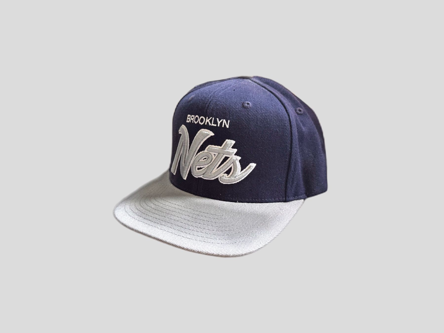 Mitchell & Ness Copricapi, berretti & cappellini: Mitchell & Ness Brooklyn Nets snapback navy/gris bon état – Usato da Genève venduto da car_99hb