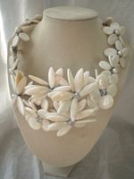 Halskette mit Blumen aus Perlmutt weiss