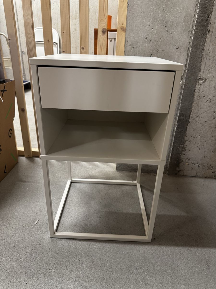 Ikea Nachttische: IKEA VIKHAMMER Bedside Table – White – Excellent Condition – Neu (gemäss Beschreibung) aus Horw von lor_mh97