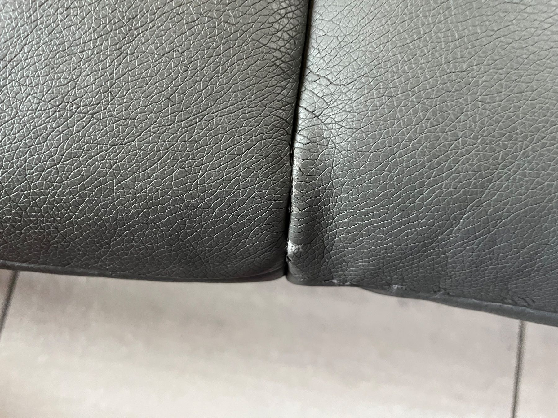 Sofas: Ledersofa grau 3-Sitzer gebraucht mit Mängeln – Gebraucht aus Scherzingen von Nudle-58 1