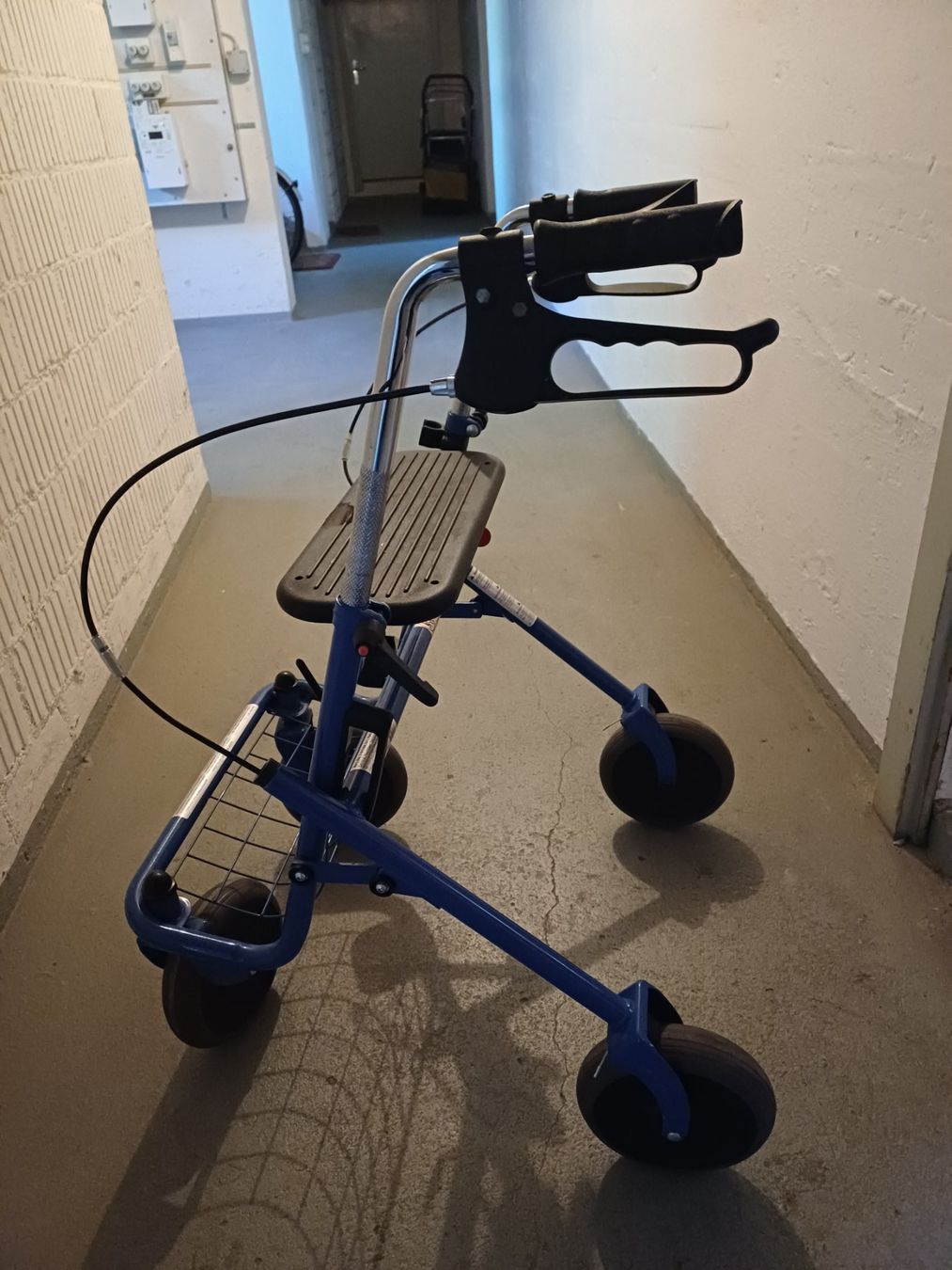 Aides à la marche: Rollator – D'occasion à Lichtensteig par Mavojkj