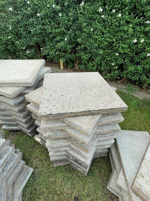 Rivestimenti per pavimenti: Gartenplatten Beton grau 50x50cm – Usato da Siebnen venduto da Kochfamilie 2