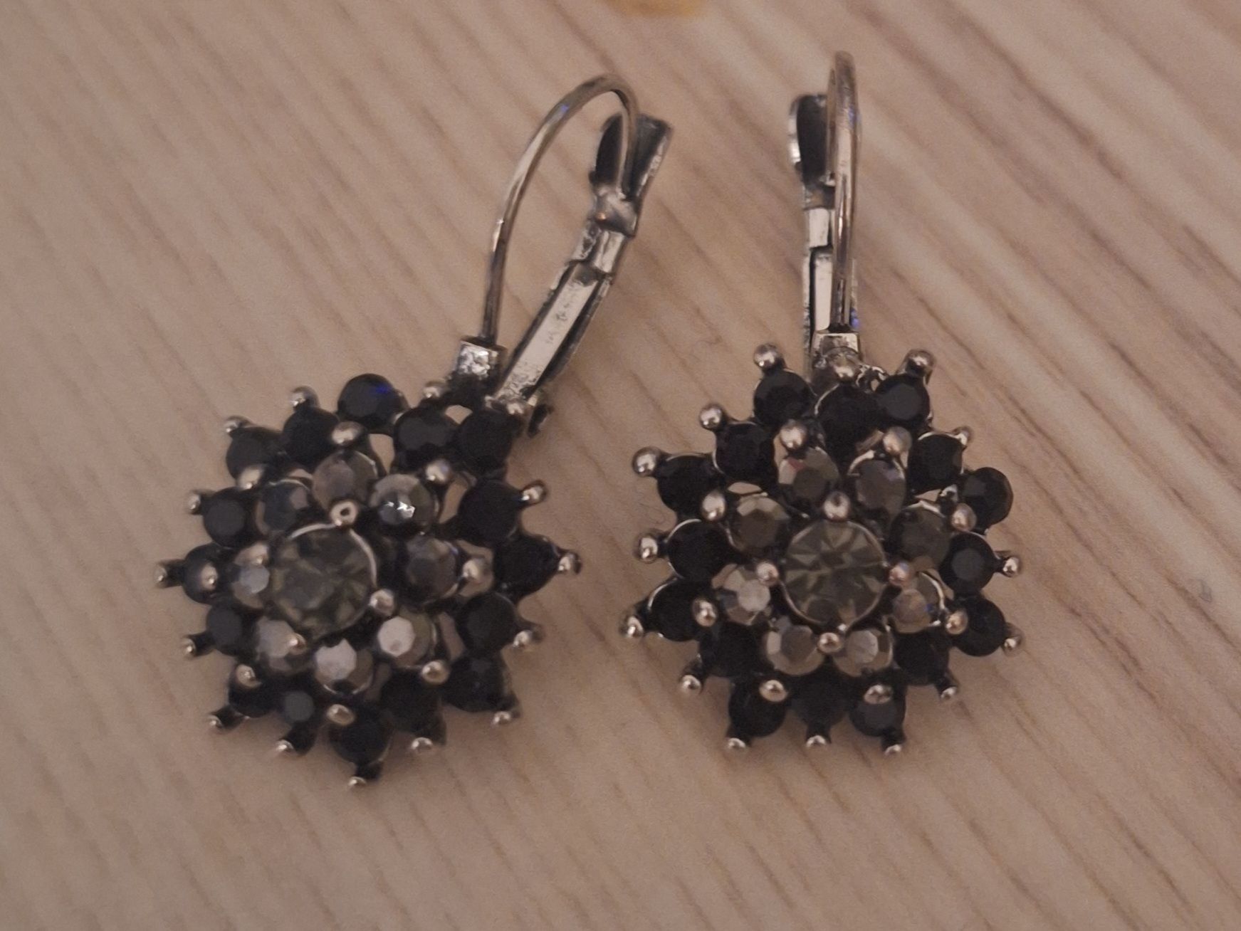 Boucles d'oreille: BLUMENOHRRINGE DUNKLE STEINE – D'occasion à Kerzers par ExpressoTerreno