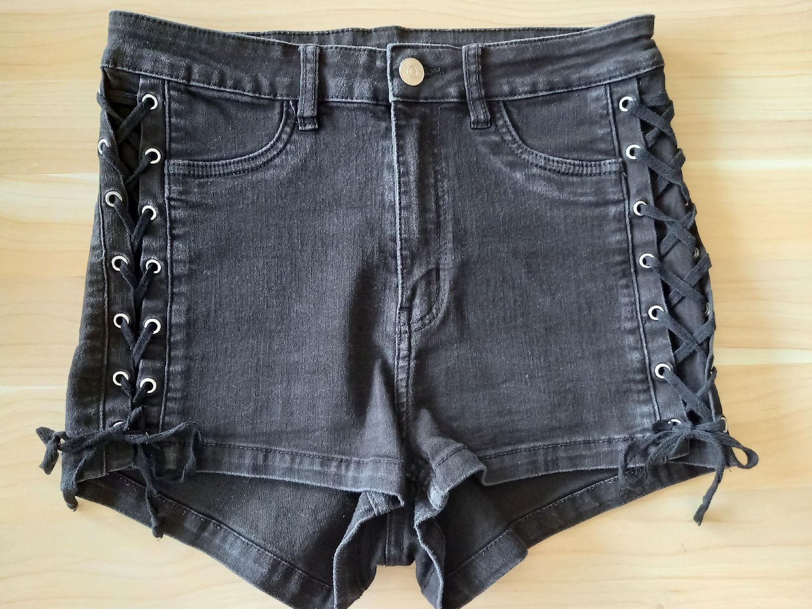 Jeans: Schwarze Jeansshorts in ca Grösse 34 – Usato da Obernau venduto da Corolli