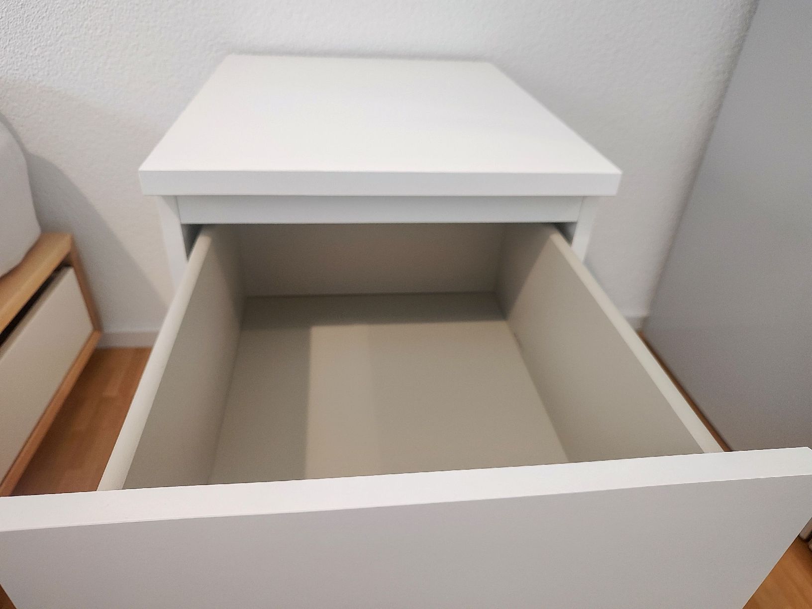 Ikea Comodini: White Bedside Table with Two Drawers – Usato da Glattbrugg venduto da wki_jq8f 2