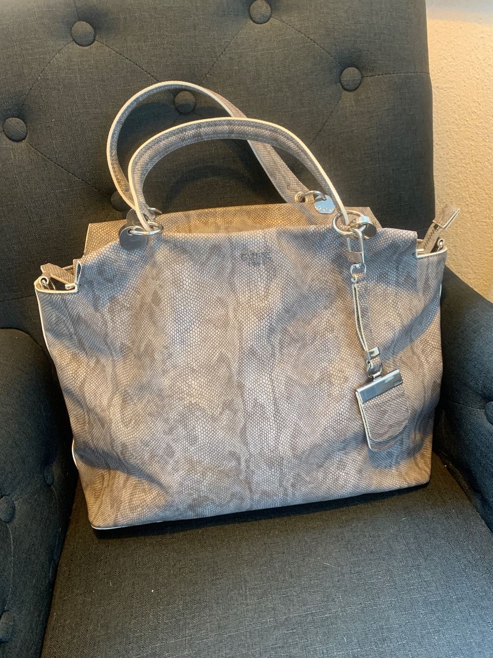 Guess Borse da donna: Tasche GUESS neuwertig – Nuovo (secondo la descrizione) da Faulensee venduto da Floeur