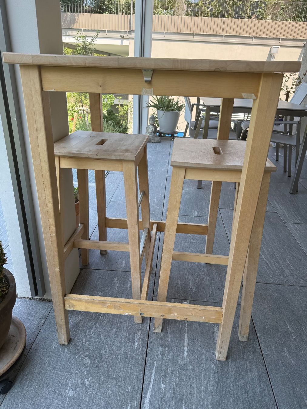 Ikea Set di tavolo e panche: IKEA Bartisch mit 2 Barhockern – gebraucht – Usato da Ebmatingen venduto da Mirkii 1