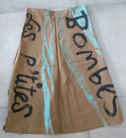 Jupe Les P'tites Bombes camel, impressions noir et turquoise