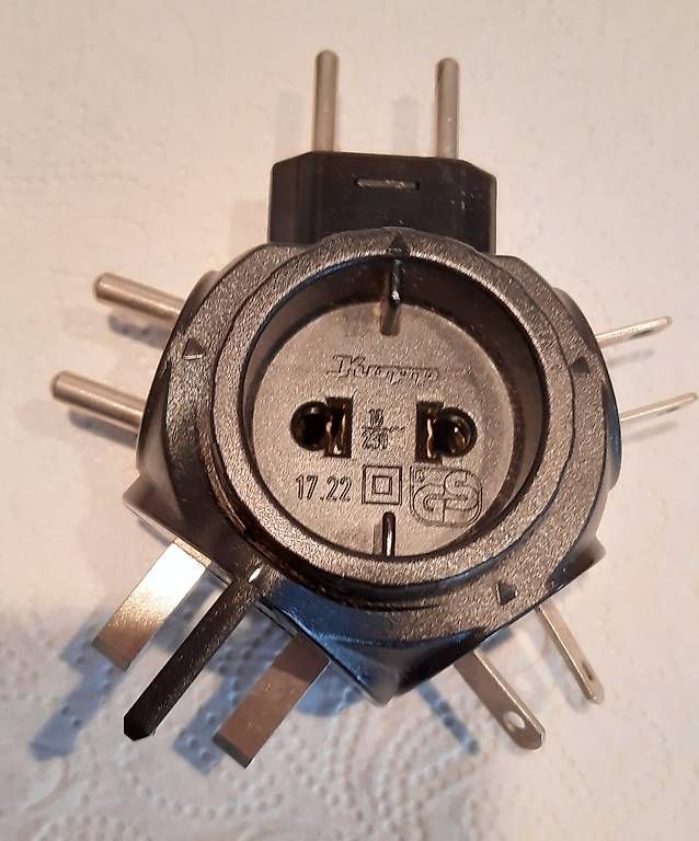 Laufwerke & Adapter: Reiseadapter Universal Adapter Weltweit Stecker – Gebraucht aus Abtwil SG von abtwiler 1