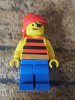 lego figurine pirate pi032 Pirate Red / Black Stripes Shirt,