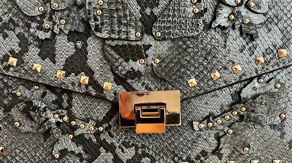 Taschen für Damen: Tasche grau/gold mit Schmetterlingen – Gebraucht aus Volketswil von oli_l2zq 2